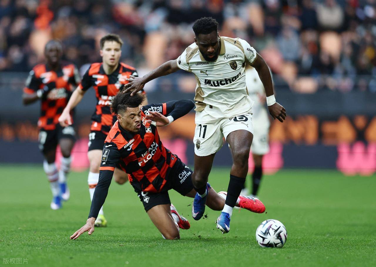 天助巴黎圣日耳曼：1-2大冷门，法甲第2遭法甲第10掀翻，无缘登顶